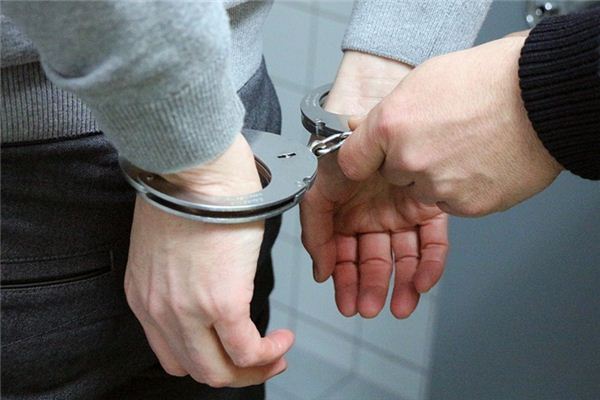 梦见戴手铐是什么意思 梦见戴手铐是什么意思