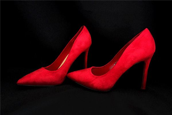 梦见掉鞋跟是什么意思 梦见掉鞋跟是什么意思