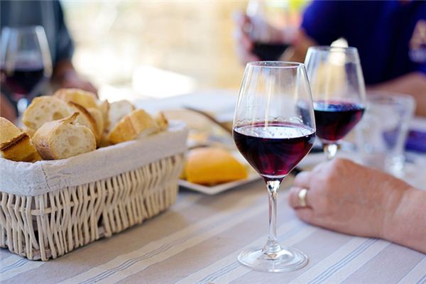 梦见喝红酒是什么意思 梦见喝红酒是什么意思