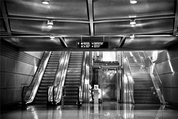 梦见电梯坏了 梦见电梯坏了