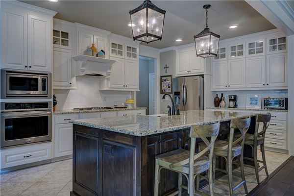 梦见饭桌是什么意思 梦见饭桌是什么意思