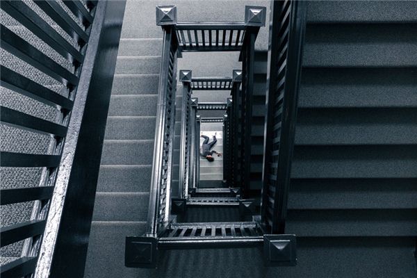 梦见掉下楼是什么意思 梦见掉下楼是什么意思