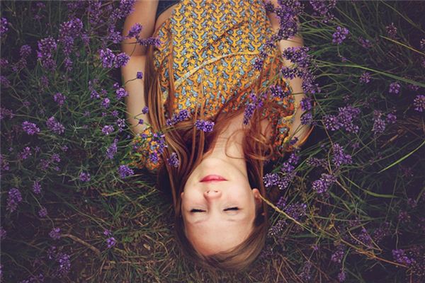 梦见家里长草是什么意思 梦见家里长草是什么意思